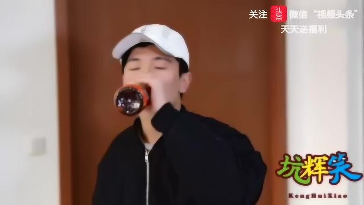 快递员把美女的尿当饮料喝了，尴尬了！视频头条_高清