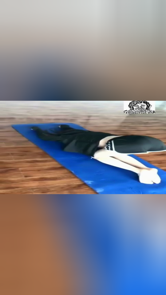 美女练习劈叉 好美 但应该很疼