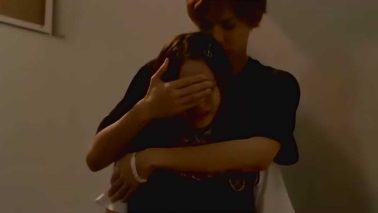 哥哥太爱我了怎么办妹妹目击吻戏哥哥宠溺心痛地上演捂眼杀_腾讯视频
