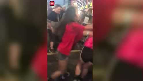 两个美国女孩晚上在街头打架，引来一众吃瓜群众