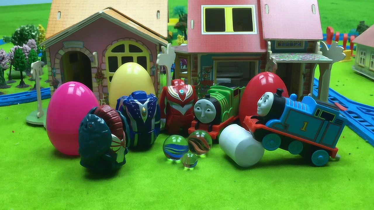 《玩具》哆啦盒子玩具乐园 培西和托马斯巧遇会变幻奥特曼蛋和奇趣蛋