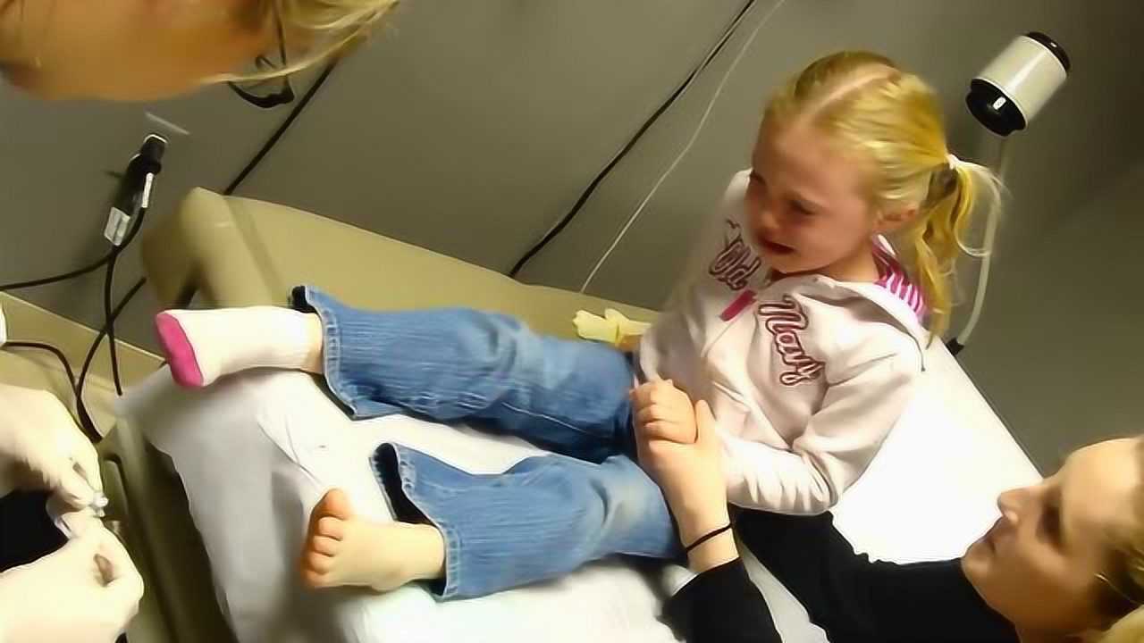 女孩发高烧打静脉针才能退烧，护士在脚上打针使得小女孩哭笑不得_高清
