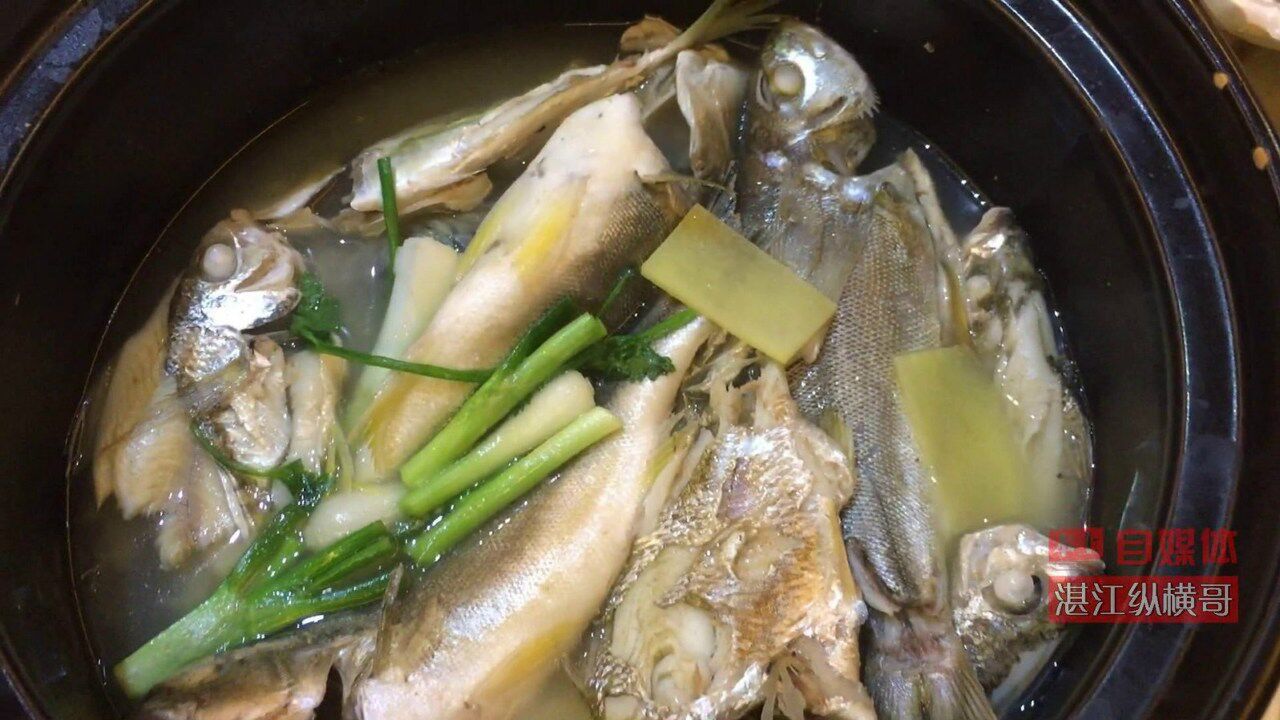 湛江纵横哥作为渔家子弟一煲杂鱼汤从小吃到大鲜就一个字