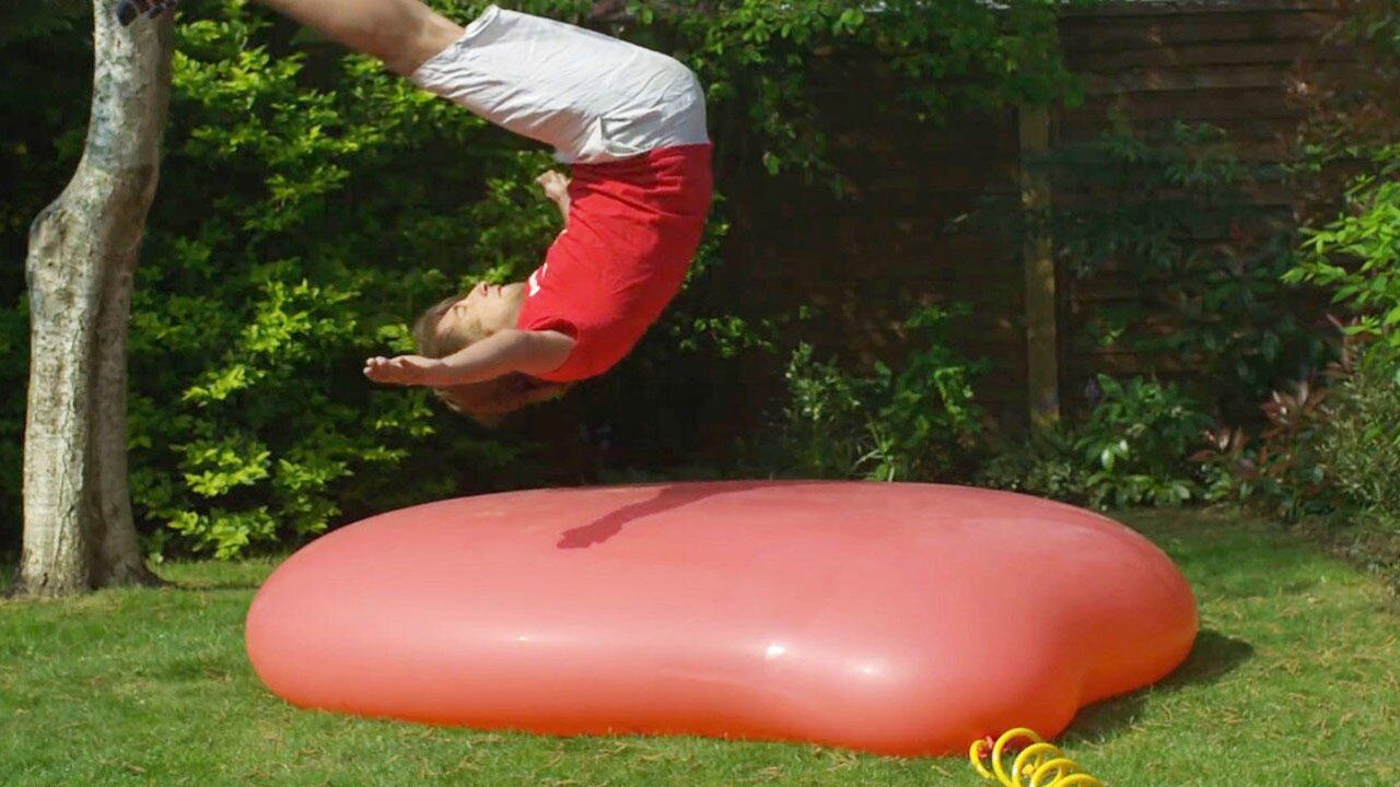 高清慢动作:小伙摔落在巨大水气球上,爆炸的瞬间好刺激!