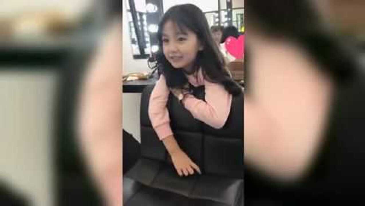 小妹妹长得好可爱！好想抱抱她妈妈啊！_高清