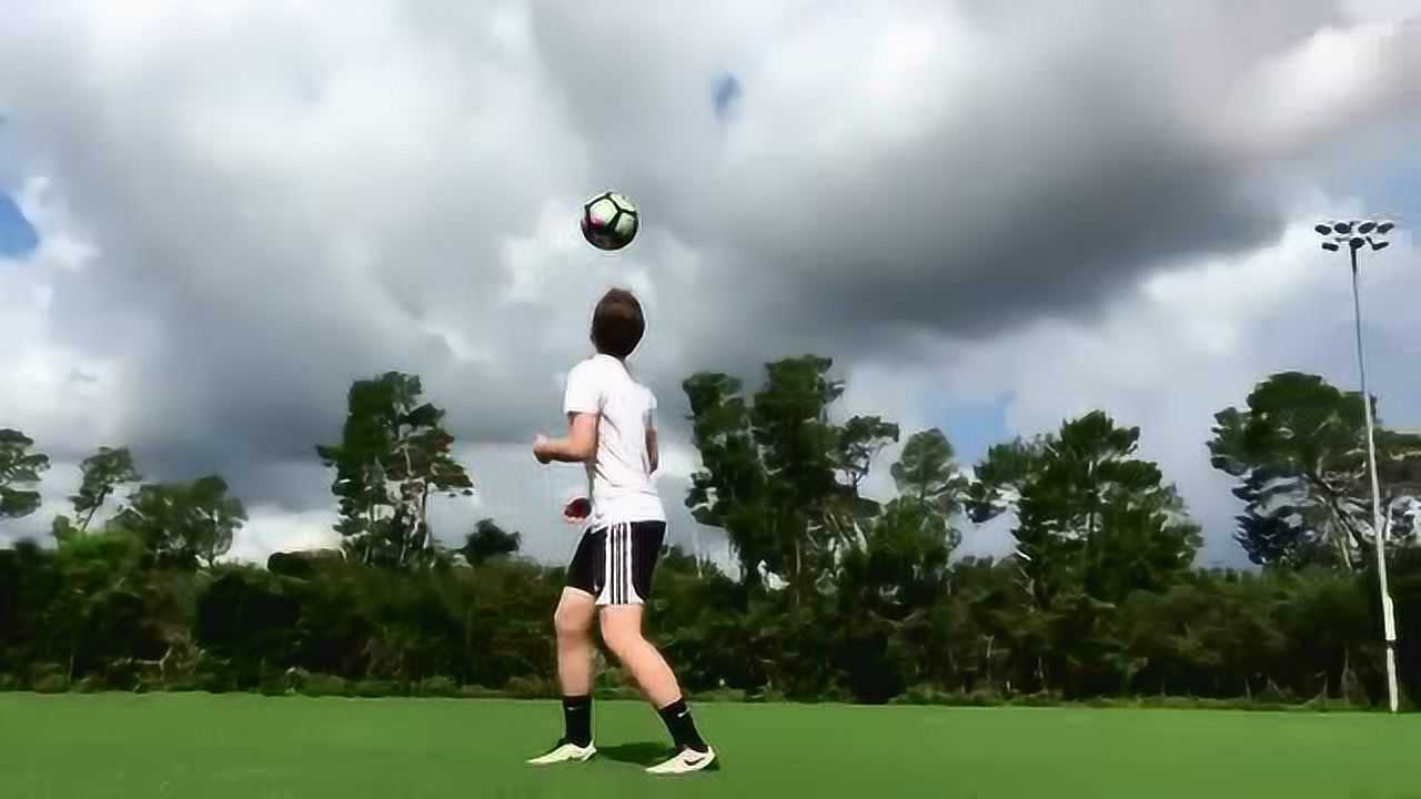 足球教学之头部颠球的联系方法及技巧上