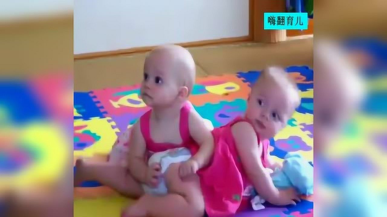 双胞胎姐妹趴在床上这样玩！直接打屁股，好搞笑_高清