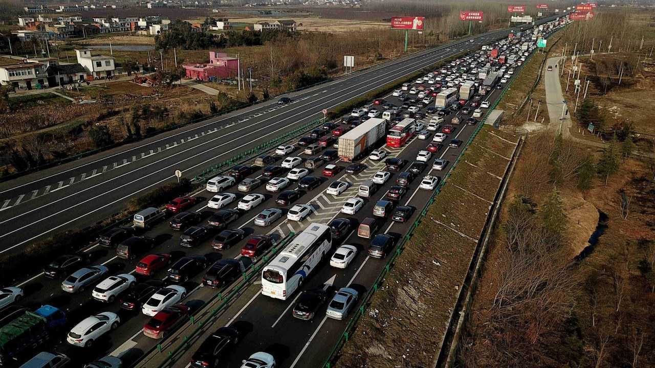 航拍高速公路节后返程,一侧拥堵如停车场,一侧空旷如机场