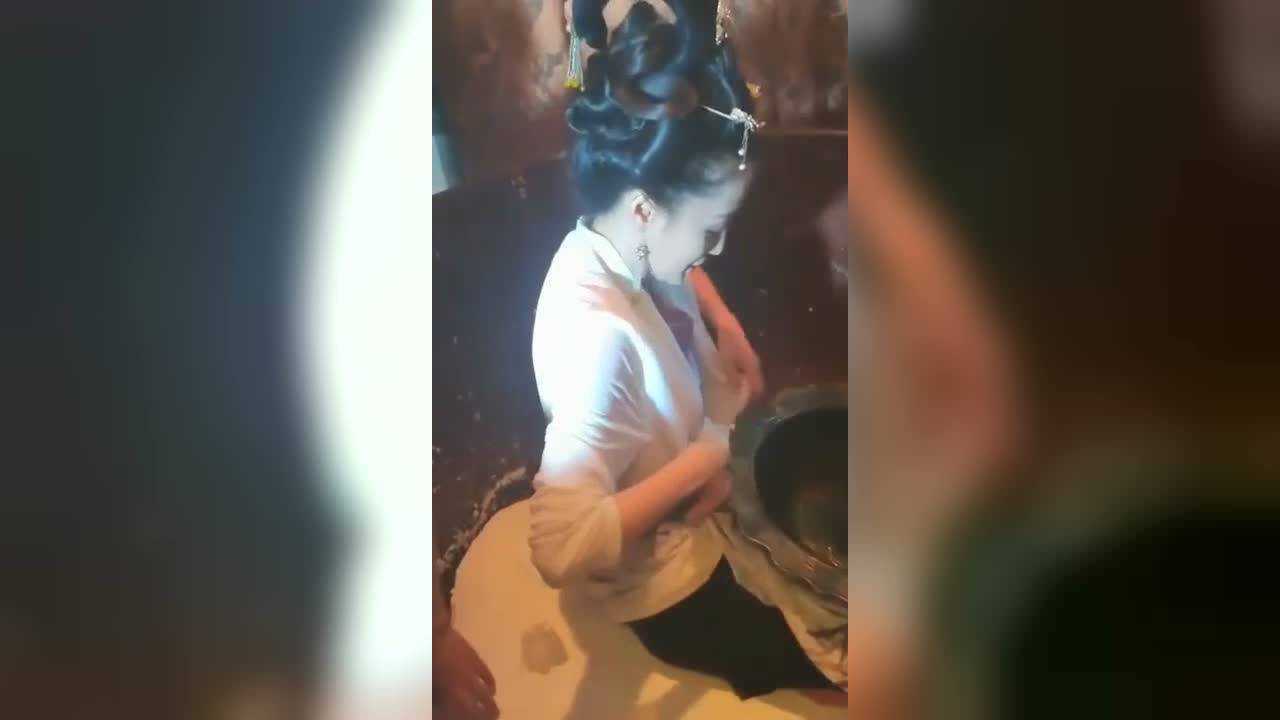女演员拍的洗澡戏原来是这么拍的，网友直呼被骗的好惨！_腾讯视频
