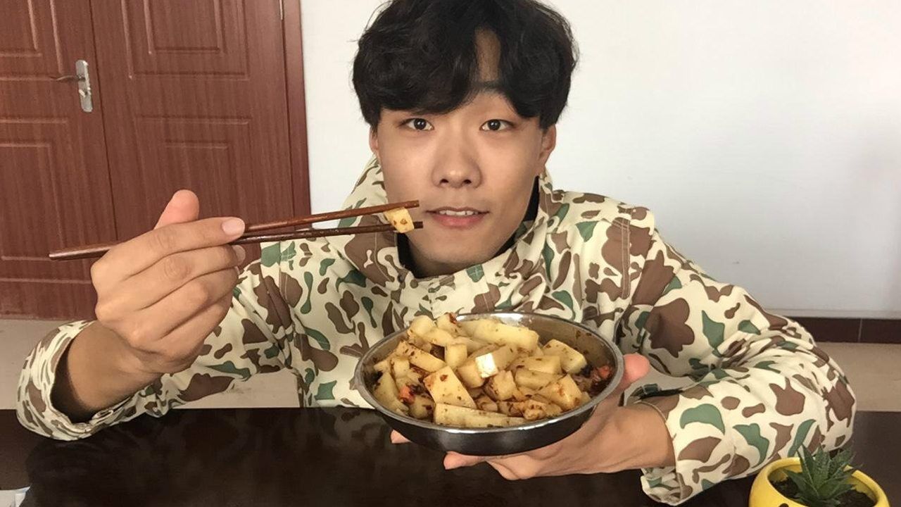 试吃贵州特产"米豆腐"大米竟然吃出皮蛋的味道,却被称为是豆腐