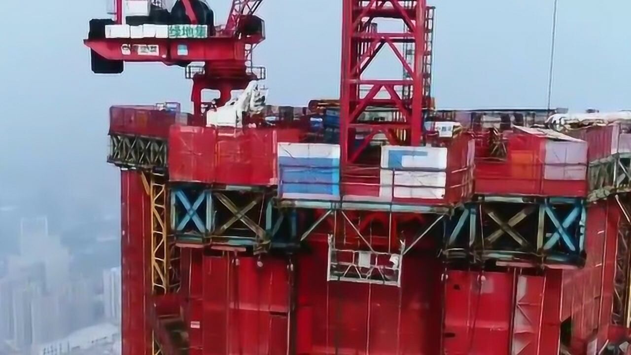 中国首创空中造楼机，4000吨总重抗14级大风，沿着摩天大楼往上爬_腾讯视频