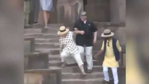 希拉里访印度连出意外 下台阶滑倒两次