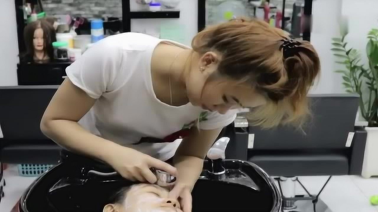 美女在越南理发店做服务女技师手法太好深深的吸引住了我