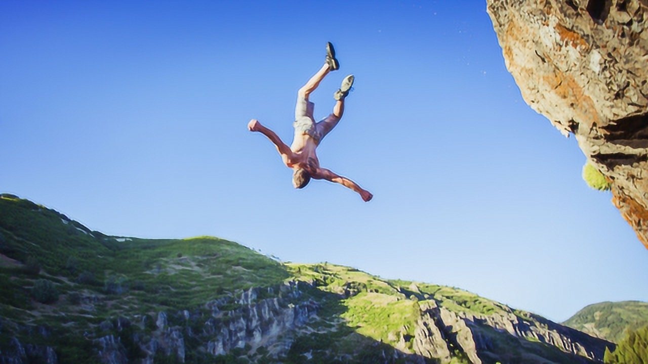 极限视界金刚不坏腿附身国外小伙数十米高的悬崖上一跃而起