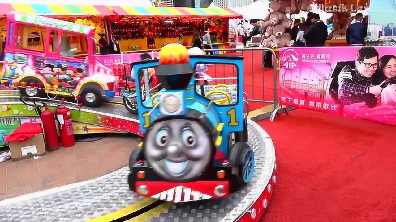 宝宝在游乐园做旋转小火车太酷了