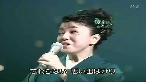 邓丽君在1994年日本演唱会上与都春美合唱《何日君再来》