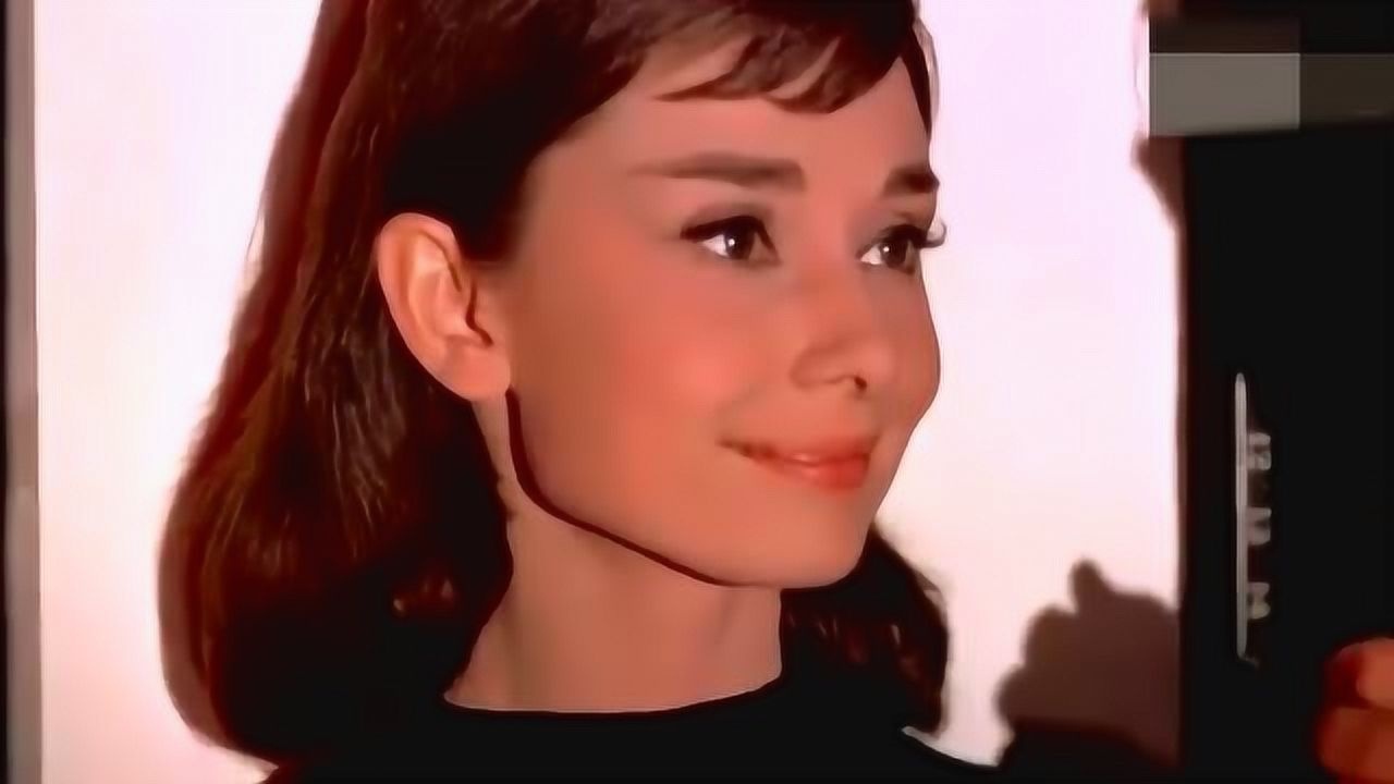 来感受一下《甜姐儿》中奥黛丽赫本的天使脸!