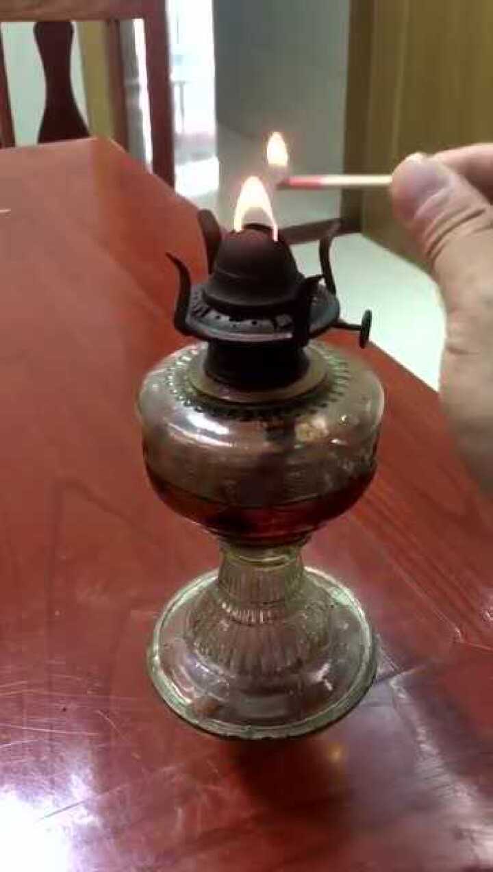这种煤油灯现在谁还认识?恐怕早已经没有人在使用了吧