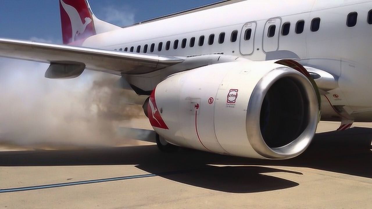 波音737飞机发动机启动时的烟真大,罕见