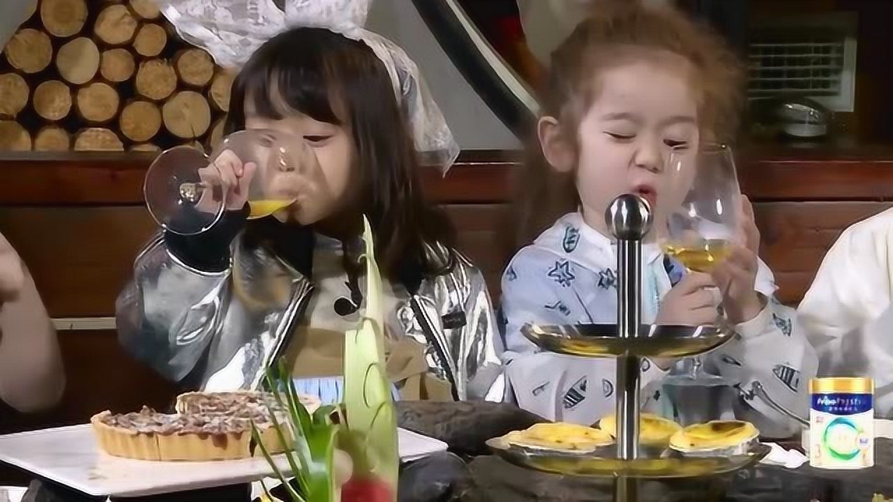 放开我北鼻周震南带豪豪看医生哈琳jackson喝果汁比甜超萌