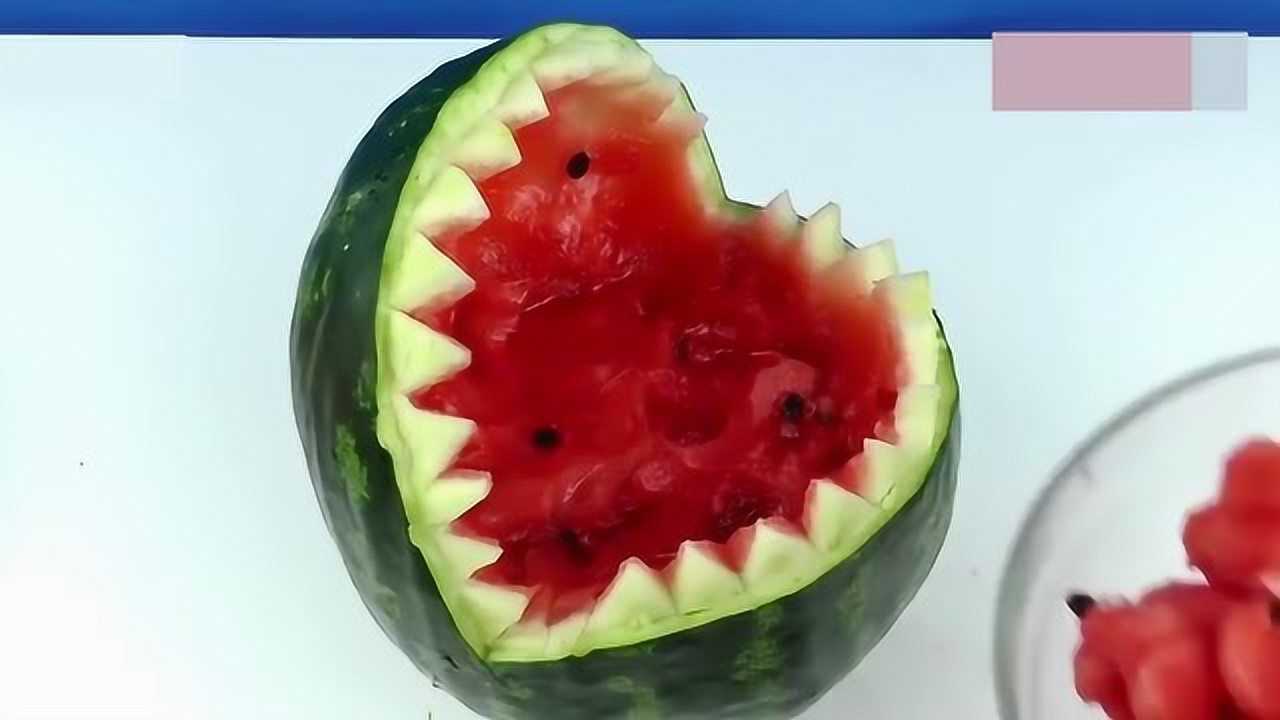 把西瓜做成张大嘴的怪兽是不是有很想吃掉它的冲动