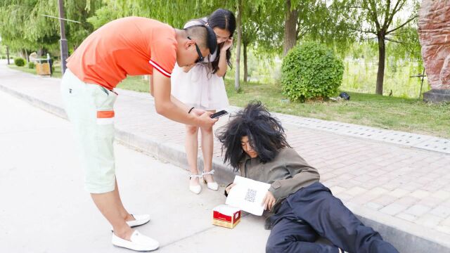 小伙居然在帮助过乞丐之后走上了发财的道路,城市套路深啊