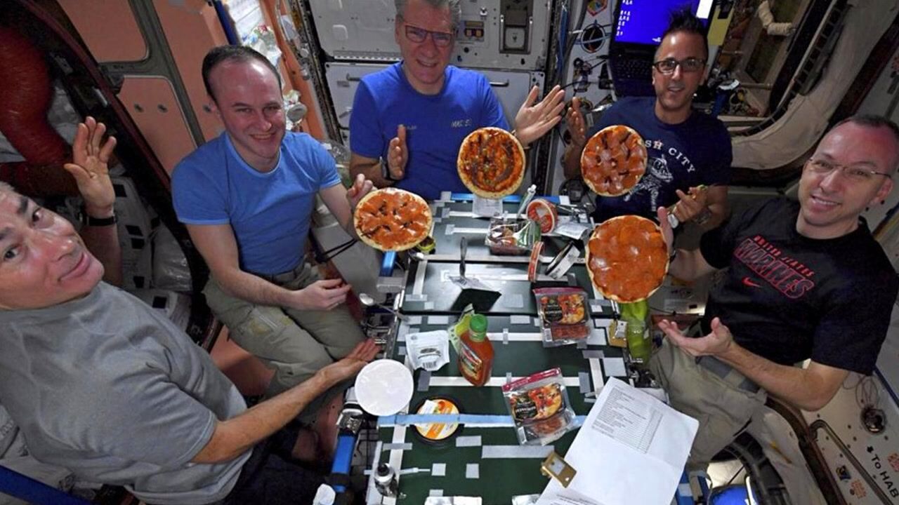 在失重的太空中,宇航员是怎么吃饭的呢?