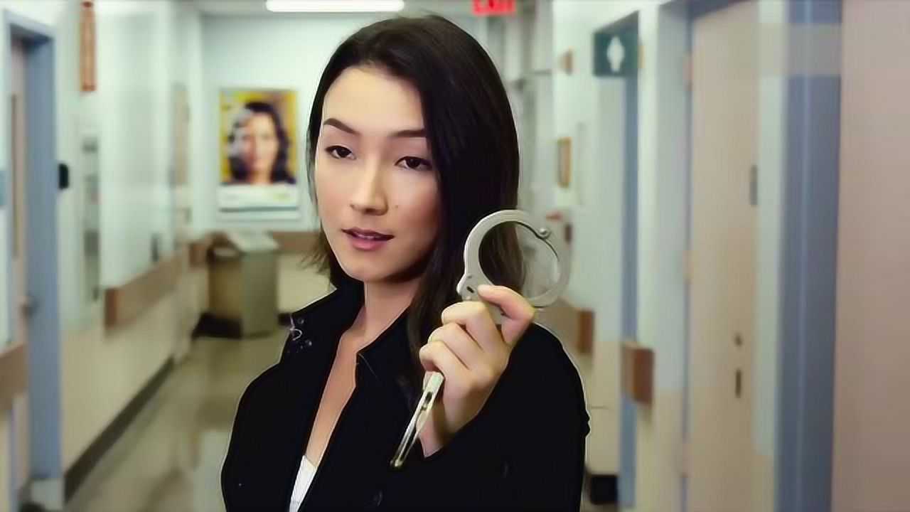 女警官拿着手铐被表白,长的漂亮就是不一样