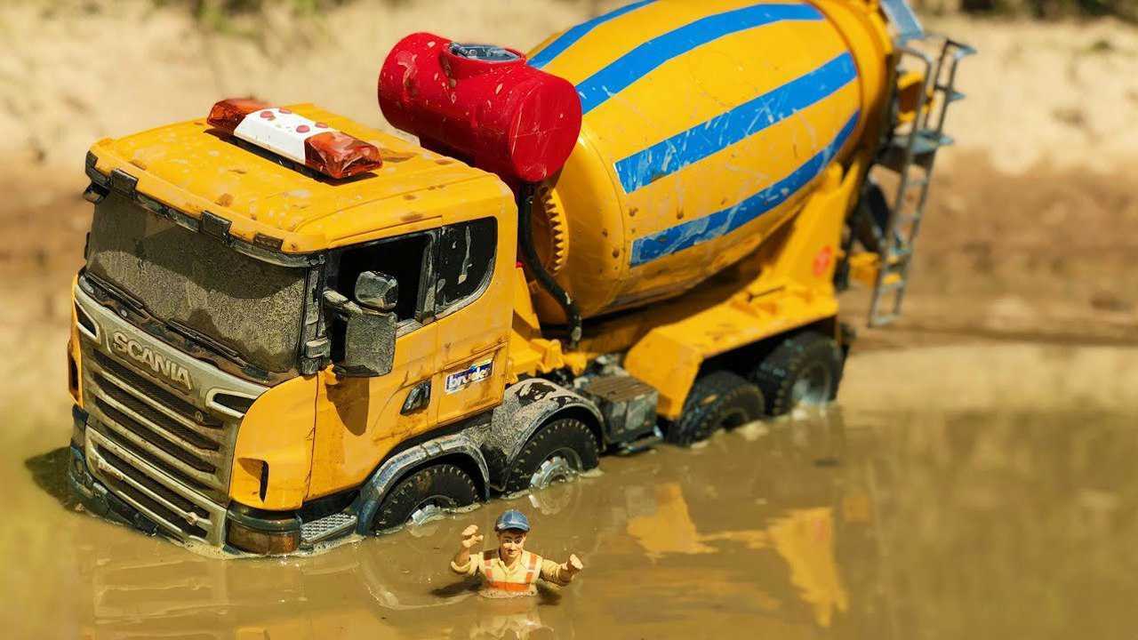 rc模型布鲁德玩具水泥搅拌车陷入泥塘了