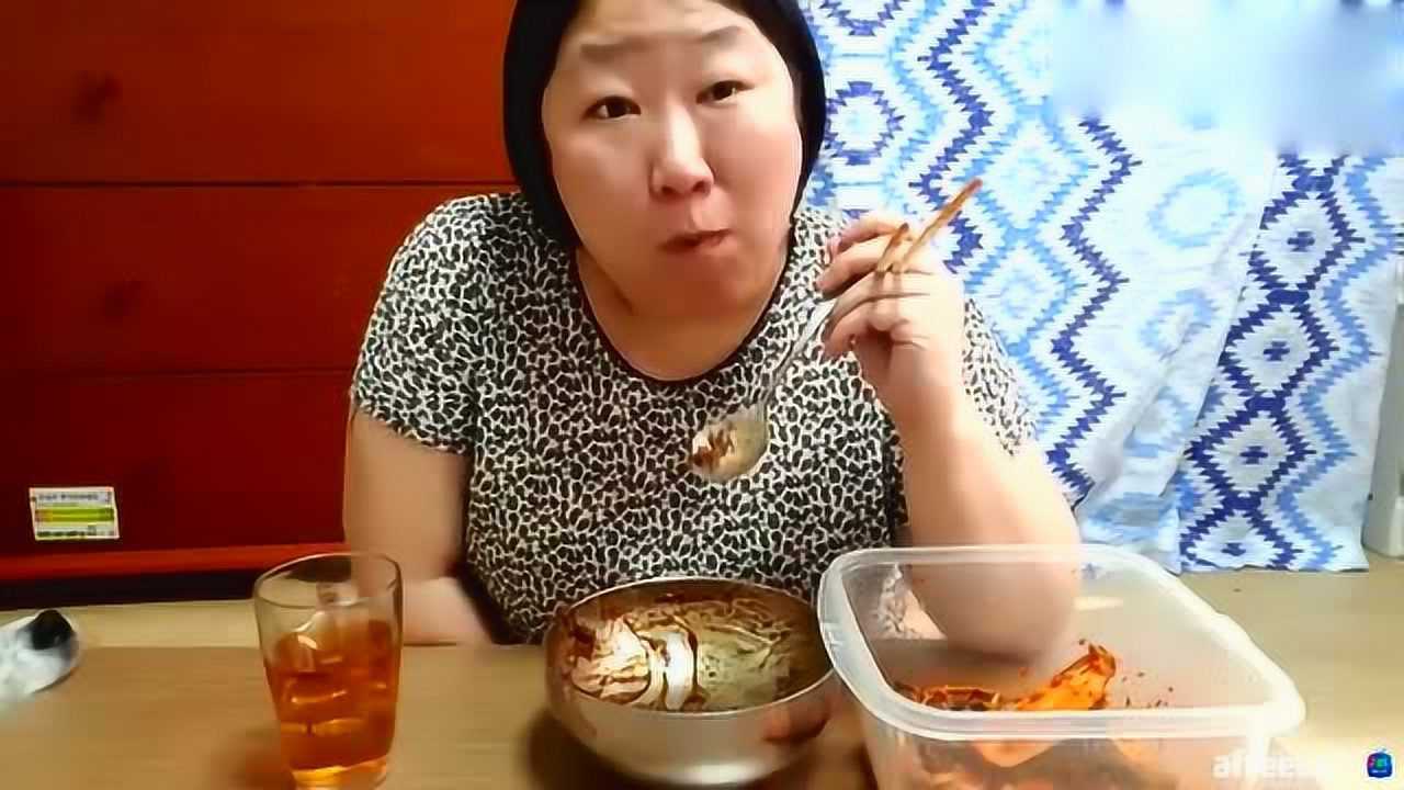 胖大妈吃辣泡菜和炸酱饭这一点能吃的饱吗