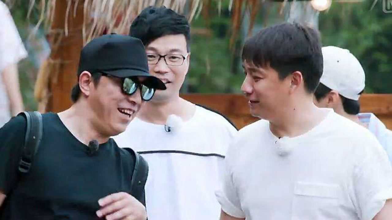 向往的生活:黄渤做客蘑菇屋,看着抱着小h的他,何炅告状