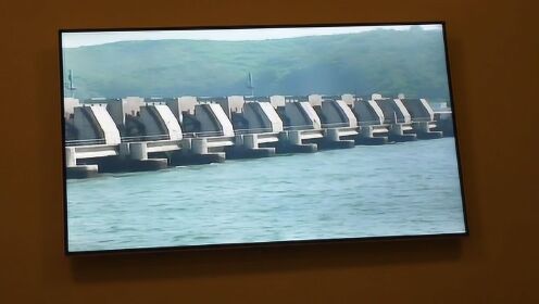 在朝鲜参观西海水闸，先看看水闸的宣传片，投资达40亿美金