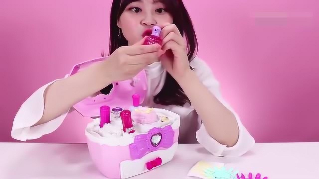 小玲玩具:小玲姐姐的魔法宝盒里,原来装的是小女生最爱的口红啊
