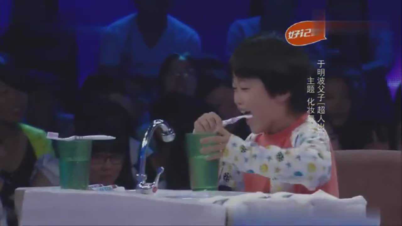小正太当众脱裤子，小萝莉们害羞忙捂脸，真的是太坏了！_高清