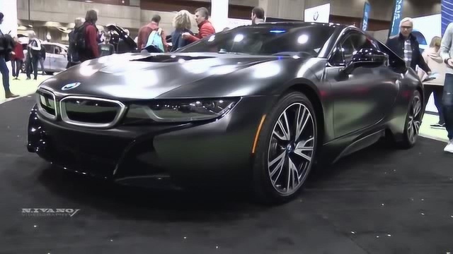 2019 宝马BMW i8,打开车门一刻,你就知啥是顶级电动车了!