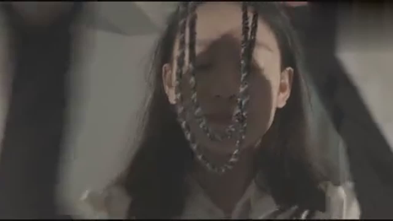 女初中生上吊吓唬家长，不料脚一滑假戏真做，这下玩完了！_高清