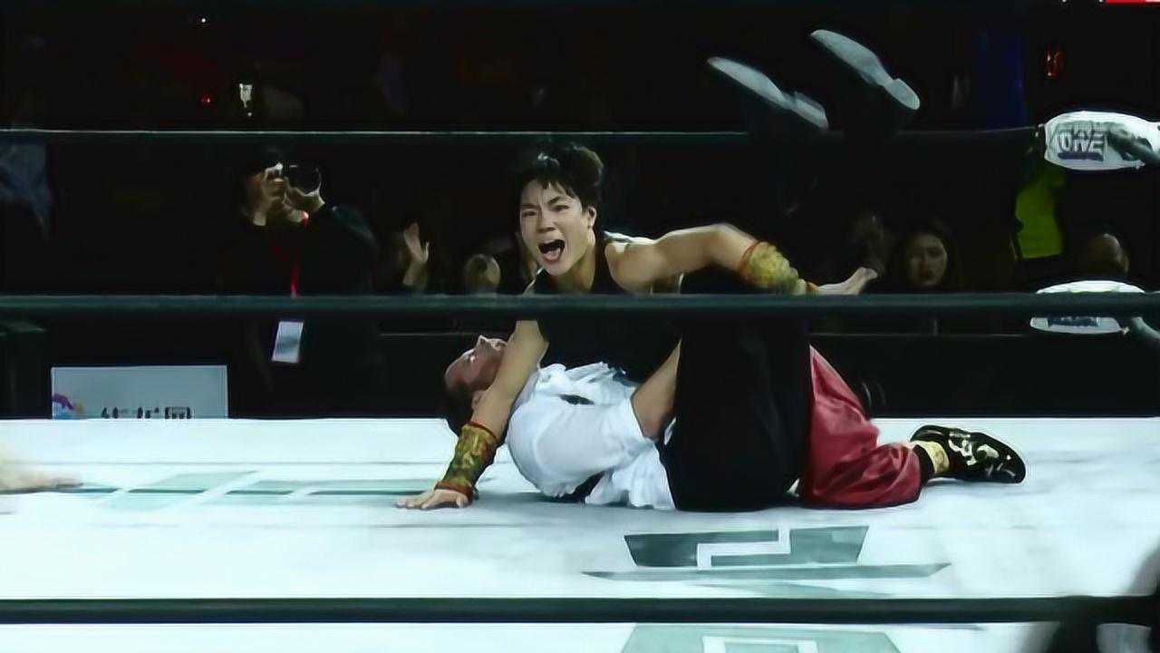 owe小虎牙王劲爬上脚柱靠一记跳水式飞扑压制赢得第一场比赛