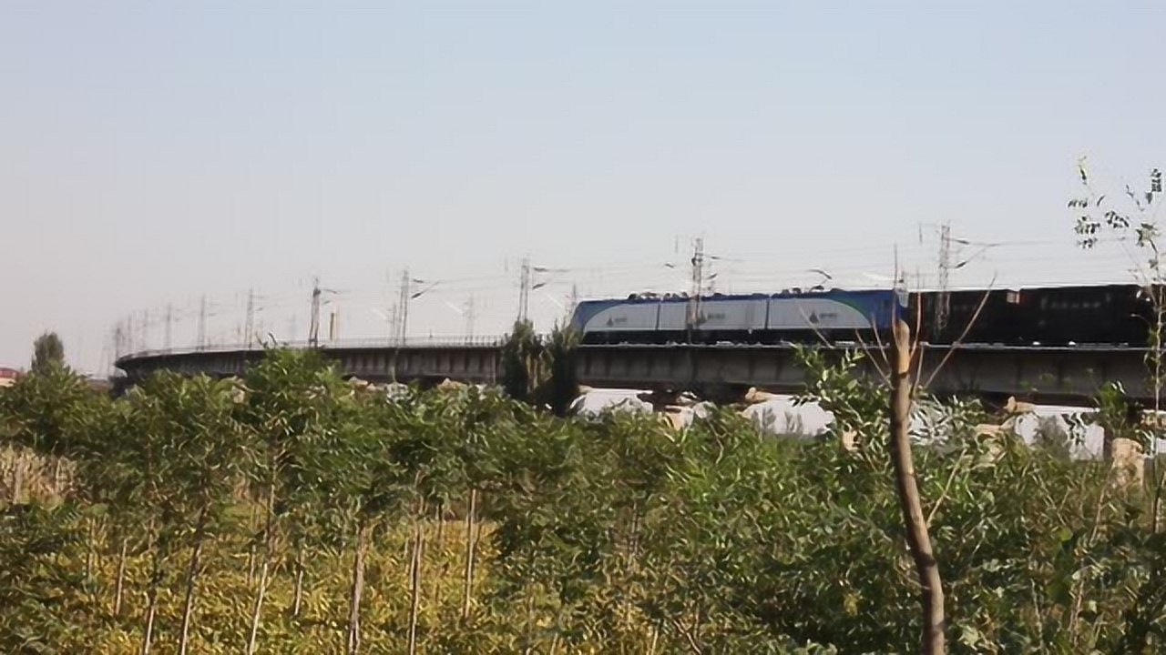 朔黃鐵路神華12軸電力機車三節棍兩萬噸列車