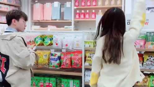 女生超市突然尬舞，旁边男同学的眼神写满了故事 - 腾讯视频