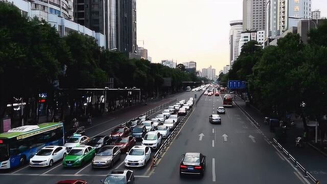 站在立交桥上看绵阳,车流不息,不愧为四川第二大城市