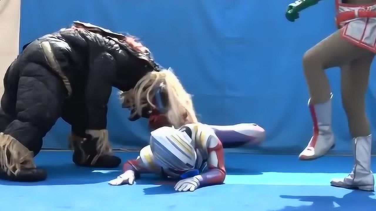 欧布奥特曼被两头怪兽踩在脚下转变形态后完胜对手