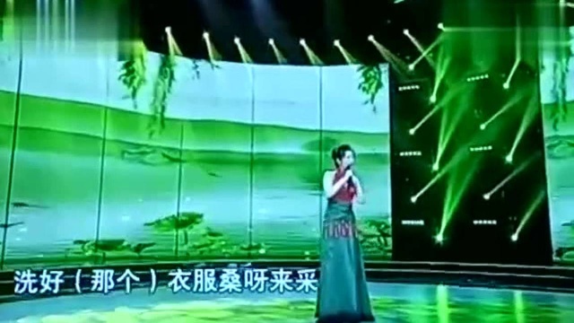 梁鸣珈演唱歌曲《拔根芦柴花》