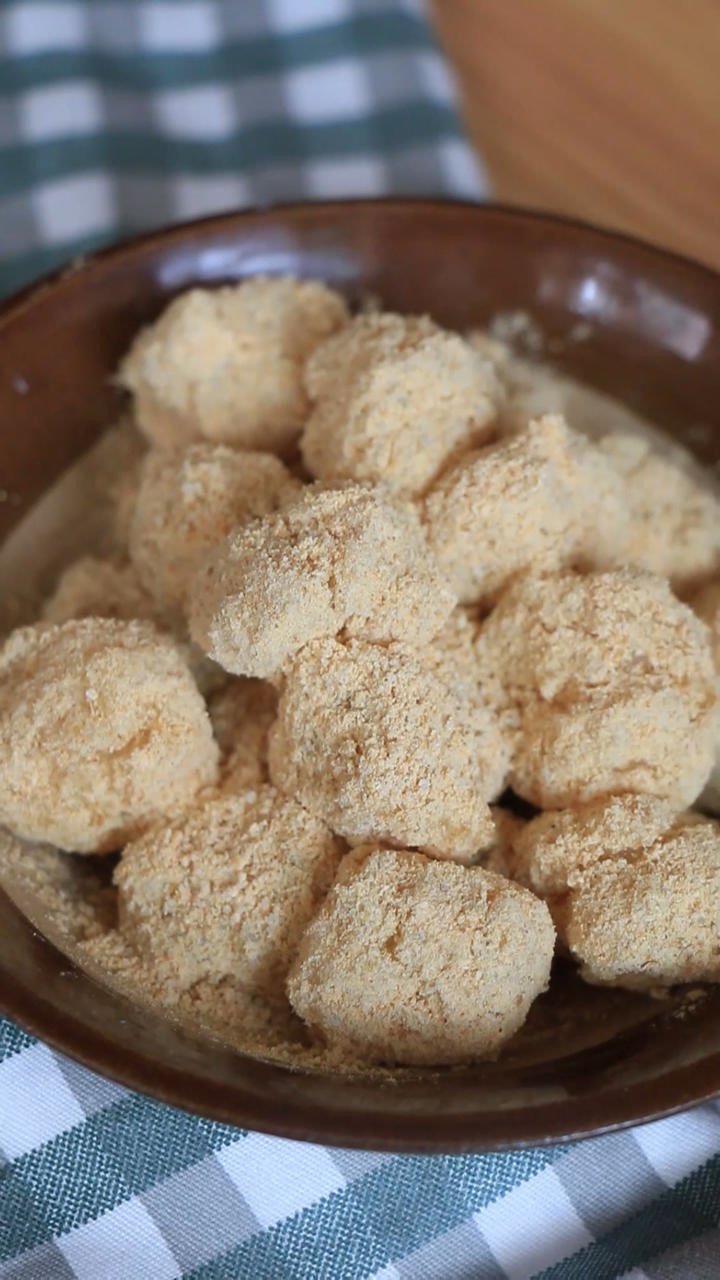 四川小糍粑,是一种四川叫卖的街边小吃,裹上黄豆粉和白糖咬一口