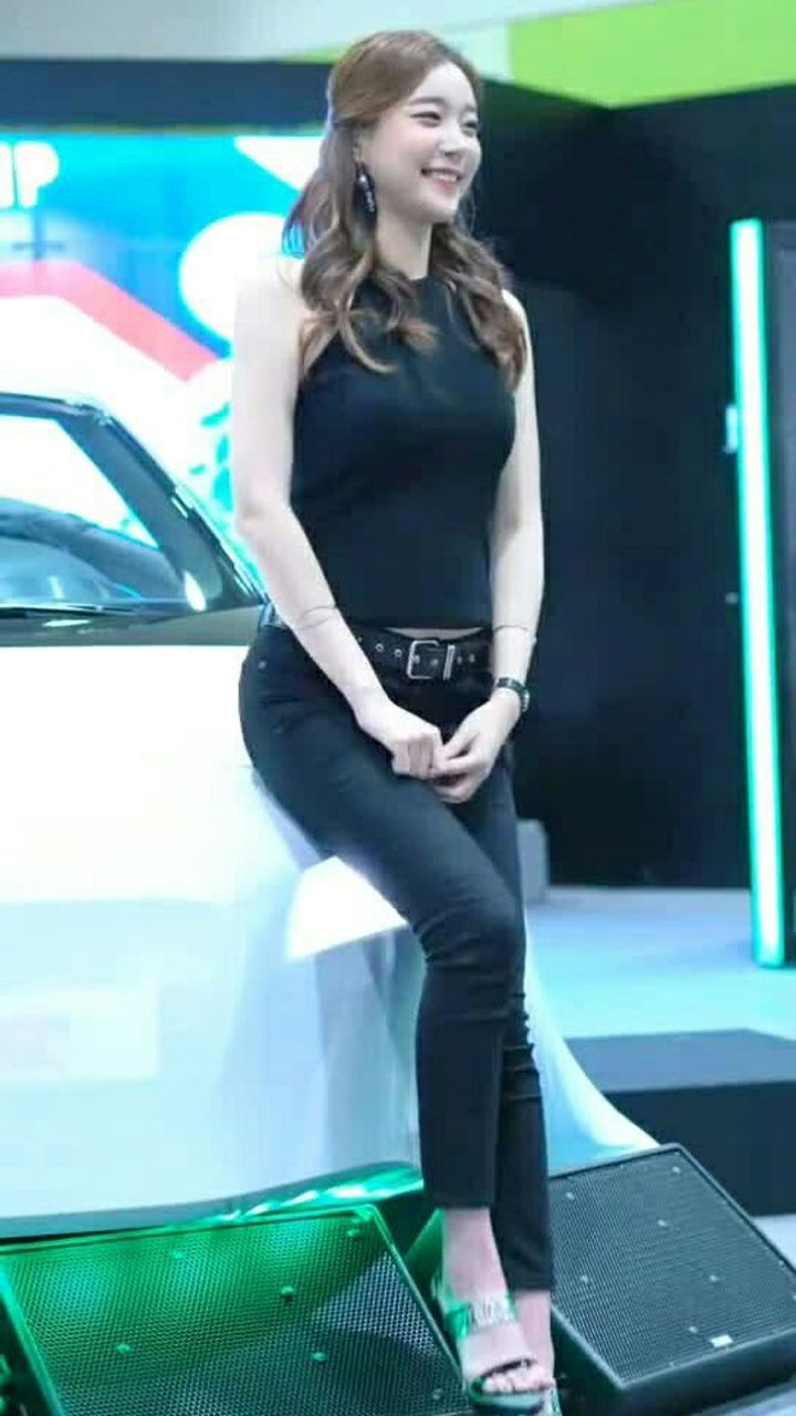 黑色紧身车模小姐姐,喜欢吗?