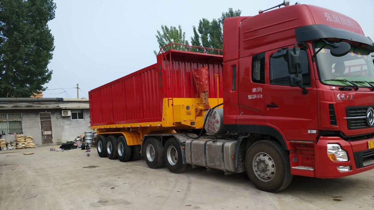 半挂车转弯时被卡住老司机忍不住出手这技术太牛了