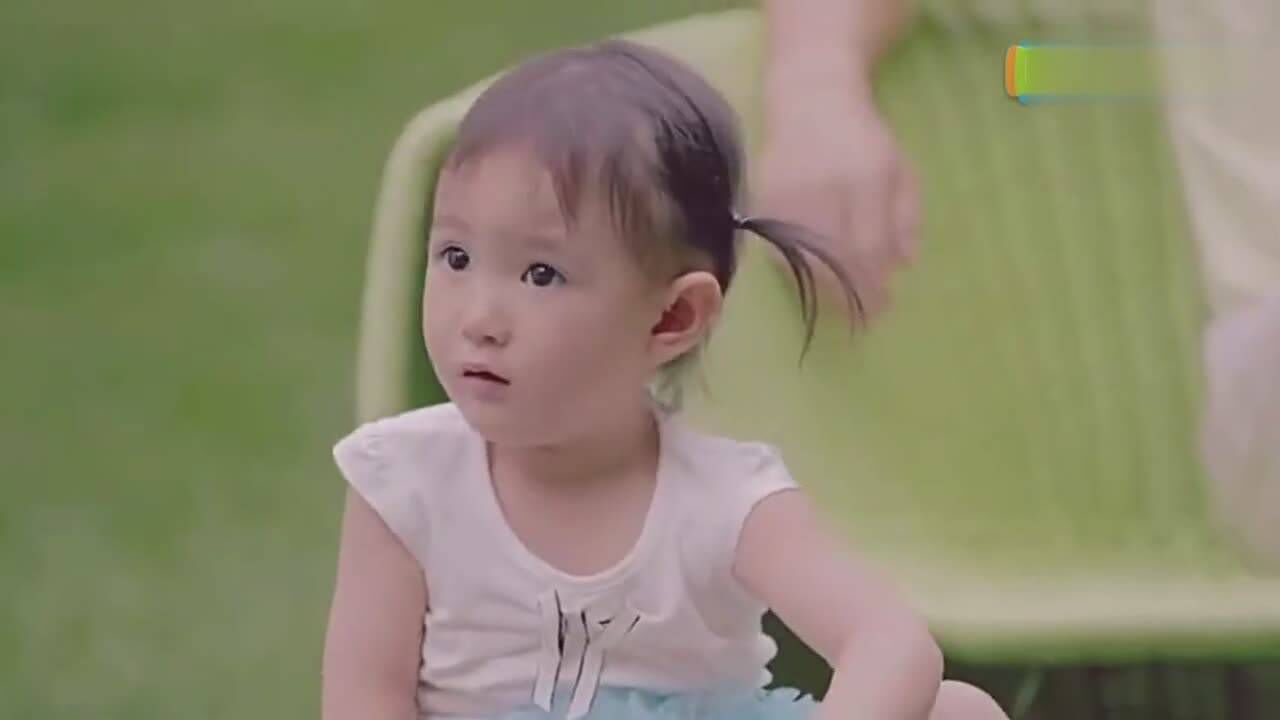 奥莉双马尾烟熏妆扮小僵尸萌态十足