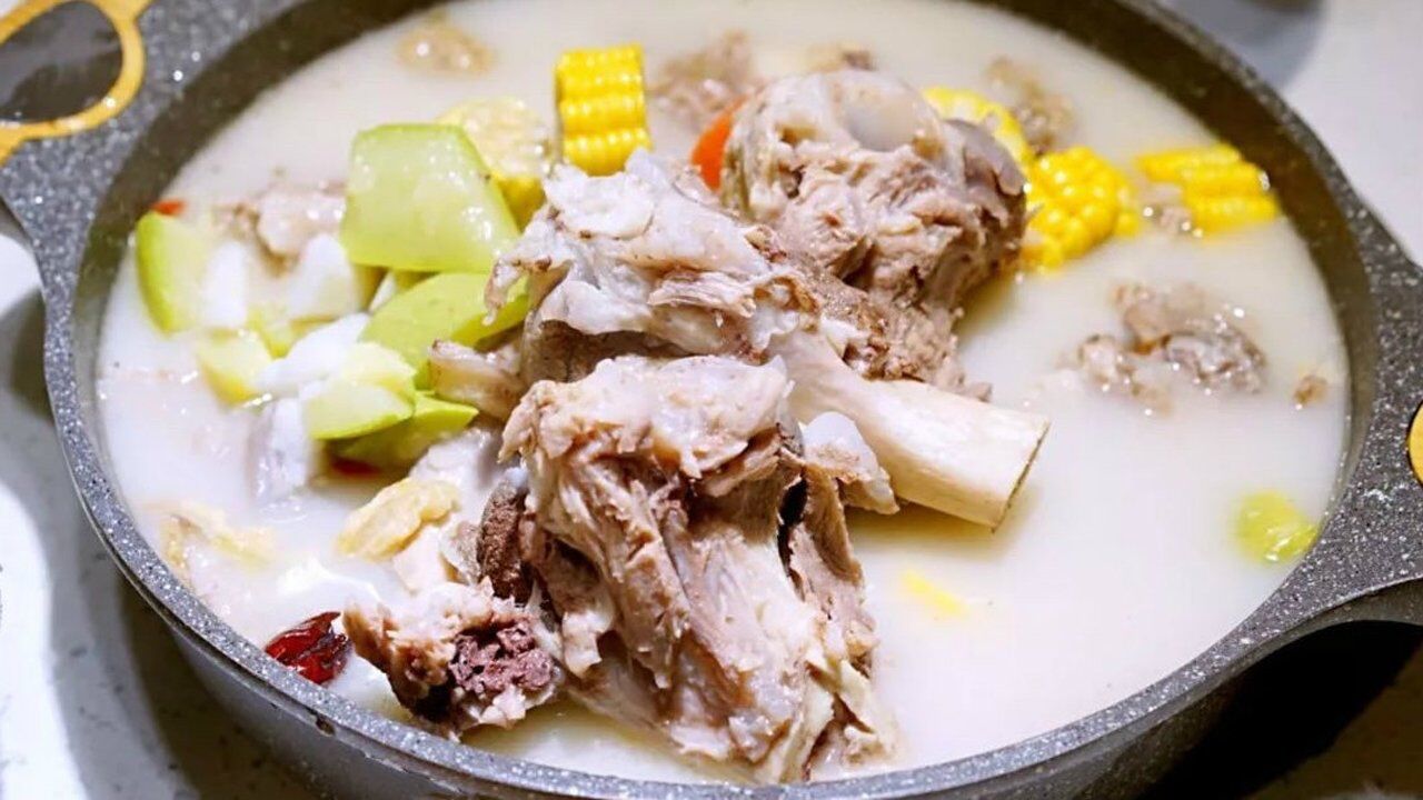 大厨教你几点技巧和方法熬的猪骨头汤好喝汤汁鲜美营养丰富