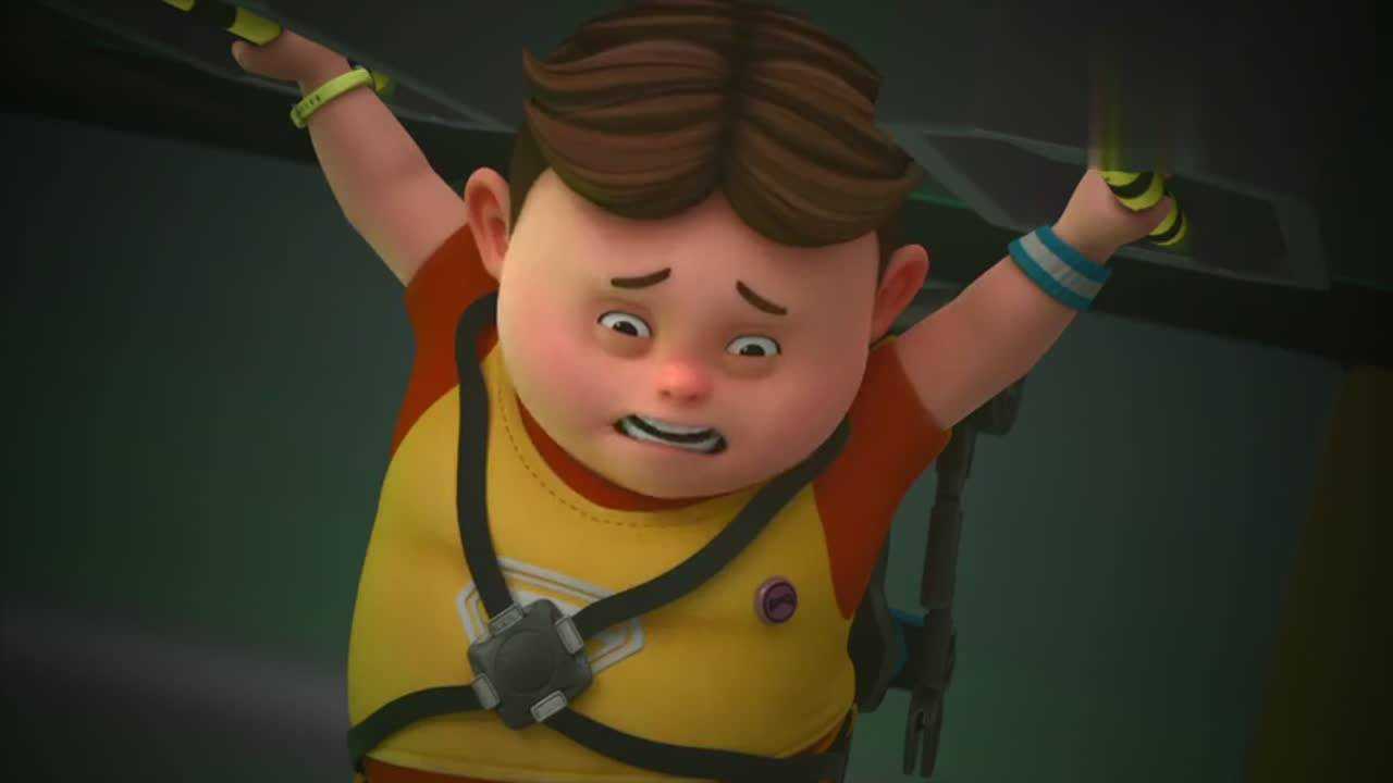 小男孩太胖体力有限咬牙坚持,确要从云梯上掉下来,真为他担心!