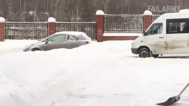 雨雪天气道路湿滑,一定要小心不要滑倒,雨天尽量 不要出门!