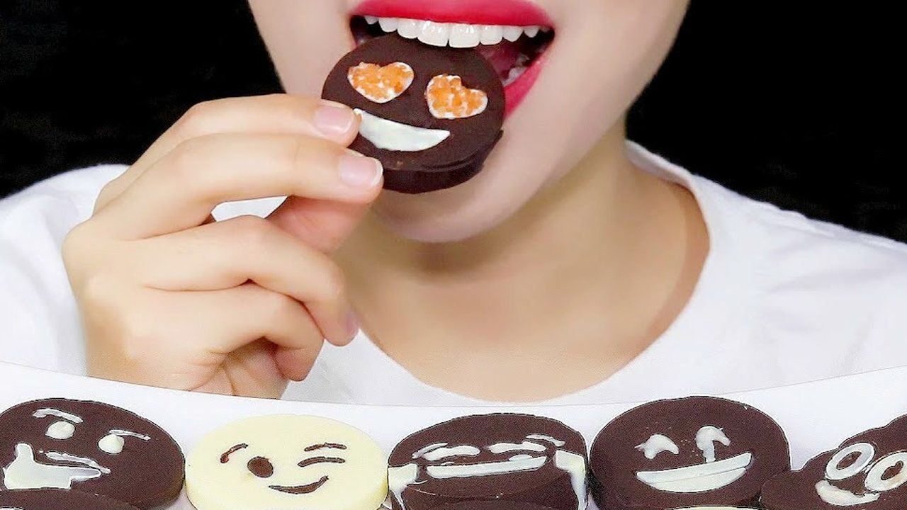 小姐姐吃表情巧克力呆萌可爱不忍心下口网友满满的聊天回忆